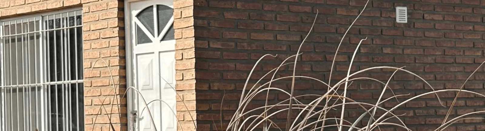 Una cabaña para tres personas en sierra de la ventana vista desde afuera